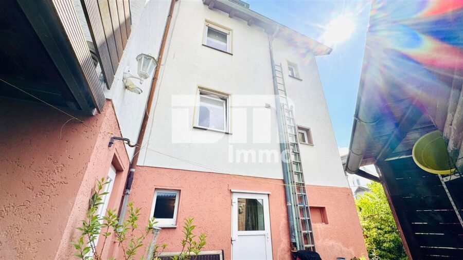 Ein- Zweifamilienhaus mit Innenhof, Balkon, Dachterrasse + Garage und zusätzliche Nutzflächen - Rückansicht
